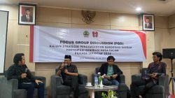 Sekretaris DPD PA GMNI Jawa Tengah Bung Iwan (pegang mik) menyampaikan paparan saat kegiatan diskusi bertajuk "Kajian Strategik Pengembangan Demokrasi dan Partisipasi Generasi Muda dalam Pilkada Serentak 2024" yang digelar oleh DPC GMNI Kota Semarang bekerjasama dengan Kesbangpol Jawa Tengah.