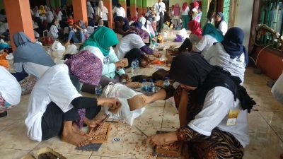 Ilustrasi aktivitas emak-emak perajin UMKM bidang ukir, mebel dan furniture di Jepara