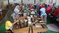 Buruh rokok terlihat sedang melinting rokok jenis sigaret kretek tangan (SKT) baru-baru ini.