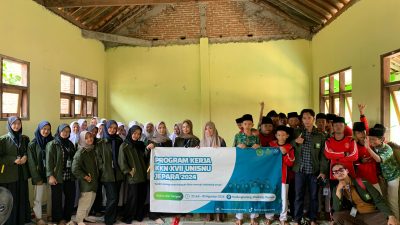 Tim KKN UNISNU Jepara foto bersama dengan siswa-siswi MTs Mabdaul Huda Kedungkarang Wedung Demak di sela-sela kegiatan seminar bertema "Menjaga Batasan Antar Lawan Jenis".