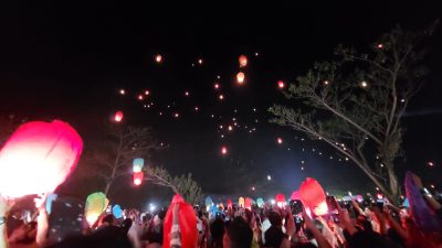 Sebanyak 1500 lampion menerangi langit Jepara saat diterbangkan di Pantai Bandengan Jepara