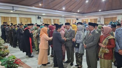 Sekda Jepara Edy Sujatmiko memberikan ucapan selamat kepada 50 anggota DPRD Jepara periode 2024-2029, Selasa (13/8/2024).