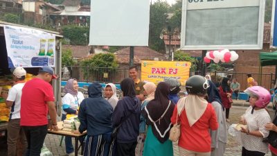 Penampakan emak-emak di Jepara yang rela antre demi mendapatkan sembako murah yang dijual di halaman parkir Shopping Center Jepara, Jumat (23/8/2024)