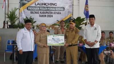 Pj Bupati Jepara Edy Supriyanta didampingi Komisioner Baznas Jepara saat launching Progam Peduli Sosial (PPS) di SMAN 1 Tahunan, Jepara.