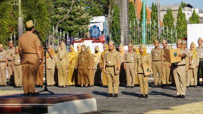 Sekda Jepara Edy Sujatmiko saat memimpin apel pagi ASN lingkup Setda Jepara, Senin (9/9/2024).