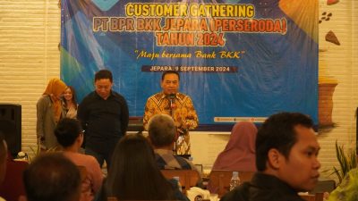Pj Bupati Jepara Edy Supriyanta menyampaikan paparan saat acara Customer Gathering PT BPR BKK Jepara yang digelar di D'Anglo Resto, Senin, (9/9/2024) malam.