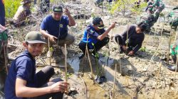 Pelajar, mahasiswa hingga anggota TNI Polri tanam mangrove di pesisir Pantai Telukawur Jepara.