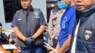 Kasatreskrim Polres Jepara AKP Yorisa Prabowo menunjukkan tersangka beserta barang bukti hasil kejahatan saat ungkap kasus, Rabu (25/9/2024).