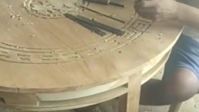 Salah seorang warga Jepara terlihat sedang mengukir di atas kayu. Sektor ukir dan mebel di Jepara menjadi salah satu sektor yang diandalkan untuk mengurangi angka pengangguran di Kota Ukir.