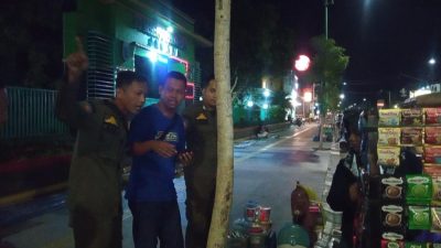 Petugas Satpol PP Kabupaten Jepara menegur salah satu PKL yang nekat menggelar lapak dagangan di jalan protokol, Senin (7/10/2024).