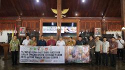 Forkompinda Jepara foto bersama usai kegiatan Koordinasi dan Pengarahan Tim Desk Pilkada Jepara tahun 2024 yang digelar di Pendopo Jepara, Selasa (8/10/2024).