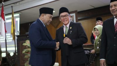 Ketua DPRD Jepara periode 2024-2029 Agus Sutisna menerima ucapan selamat dari Pj Bupati Jepara Edy Supriyanta, Rabu (16/10/2024).