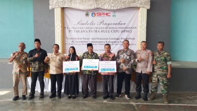 Penyerahan secara simbolis bantuan peningkatan sarana dan prasarana sekolah dari PT SPHC ke tiga sekolah di Karimunjawa Kabupaten Jepara, Kamis (24/10/2024)