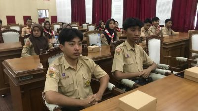 Puluhan pelajar mengikuti kegiatan sosialisasi literasi digital yang diadakan PWI dan KPU Kabupaten Jepara, Jumat (25/10/2024).