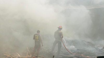 Petugas Damkar Jepara memadamkan api yang membakar di bangunan berisi limbah kayu di Desa Banjaran Kecamatan Bangsri, Jumat (25/10/2024).