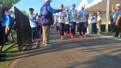 Peserta Gerak Jalan 28K tingkat Jawa Tengah saat melintas di kawasan Pantai Bandengan Jepara, Minggu (27/10/2024).