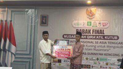Pelajar MA NU TBS Kudus M Tsaqif Fadhil menunjukkan penghargaan dari ajang MQK Internasional yang diikutinya.
