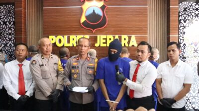 Polisi menunjukkan MDJ (24), muncikari yang menjual remaja kembar ke pria hidung belang saat ungkap kasus di Mapolres Jepara, Senin (28/10/2024).