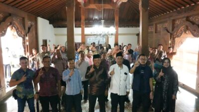 Tokoh agama Kristen di Jepara menyatakan dukungan untuk Gus Nung-Iqbal di sela-sela kegiatan dialog dengan tim paslon nomor urut 1 Nuruddin Amin - Mochamad Iqbal di Rumah Joglo, Bangsri, Senin (18/11/2024).