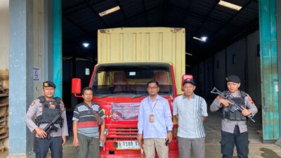 Polisi bersenjata lengkap mengawal distribusi logistik Pilkada Jepara 2024. Khusus logistik Pilkada jatah Kepulauan Karimunjawa dikirim paling awal, Jumat (22/11/2024).