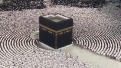 Ilustrasi jemaah haji sedang melaksanakan ibadah di Ka'bah