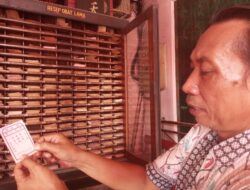 :Pengurus Kelenteng Welahan sedang beraktivitas di kawasan yang sudah ditetapkan sebagai benda cagar budaya tersebut.