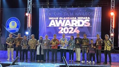 Penjabat Bupati Jepara Edy Supriyanta dan Forkompinda berfoto bersama dengan para penerima Anugerah Insan Olahraga Jepara Awards 2024, Minggu (10/11/2024) malam.