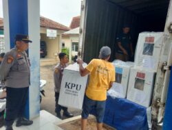 Empat dari 16 PPK Mulai Geser Logistik Pilkada 2024 ke Gudang KPU Jepara, Dikawal Polisi Bersenjata Lengkap