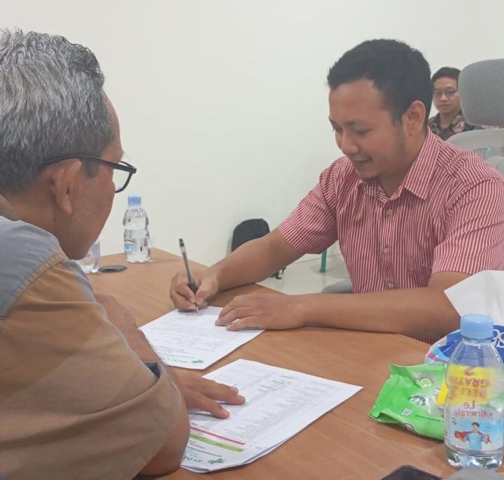 Tenaga kesehatan menandatangani berkas siap bergabung dengan RSI NU Cakra Medika Mayong Jepara.