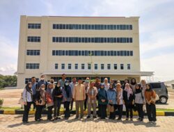 Para tenaga kesehatan (nakes) foto bersama dengan jajaran Yayasan dan Manajemen RSI NU Cakra Medika Mayong Jepara di depan rumah sakit yang berlokasi di kawasan selatan Jepara.