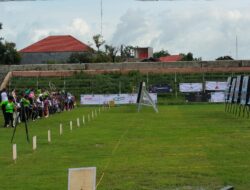 Peserta Kejurkab Panahan Junior Piala Kapolres Jepara menunjukkan kemampuan terbaiknya di Stadion Kamal Junaidi Jepara, Sabtu (7/12/2024)