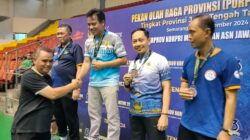 Proses pengalungan medali untuk ASN yang meraih medali ajang Porprov Korpri Jateng 2024.