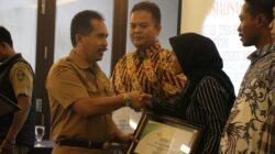 Salah satu wajib pajak menerima penghargaan yang diserahkan oleh Sekda Jepara Edy Sujatmiko, Senin (16/12/2024).