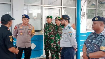 Kasat Polairud Polres Jepara AKP Syaifudin saat meninjau lokasi Posyan Nataru di Dermaga Pantai Kartini Jepara, Sabtu (21/12/2024).