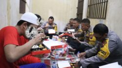 Kapolres Jepara AKBP Wahyu Nugroho Setyawan dan jajarannya lesehan makan bersama puluhan tahanan yang ditahan di sel Mapolres Jepara, Selasa (24/12/2024).