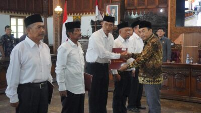 Pj Bupati Jepara Edy Supriyanta menyerahkan SK perpanjangan masa jabatan anggota BPD, Selasa (24/12/2024).