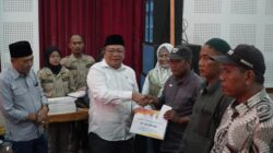Wakil Ketua Komisi 8 DPR RI H Abdul Wachid menyerahkan bantuan sawah gagal panen akibat banjir kepada petani penerima di Gedung Shima Setda Jepara, Sabtu (28/12/2024).
