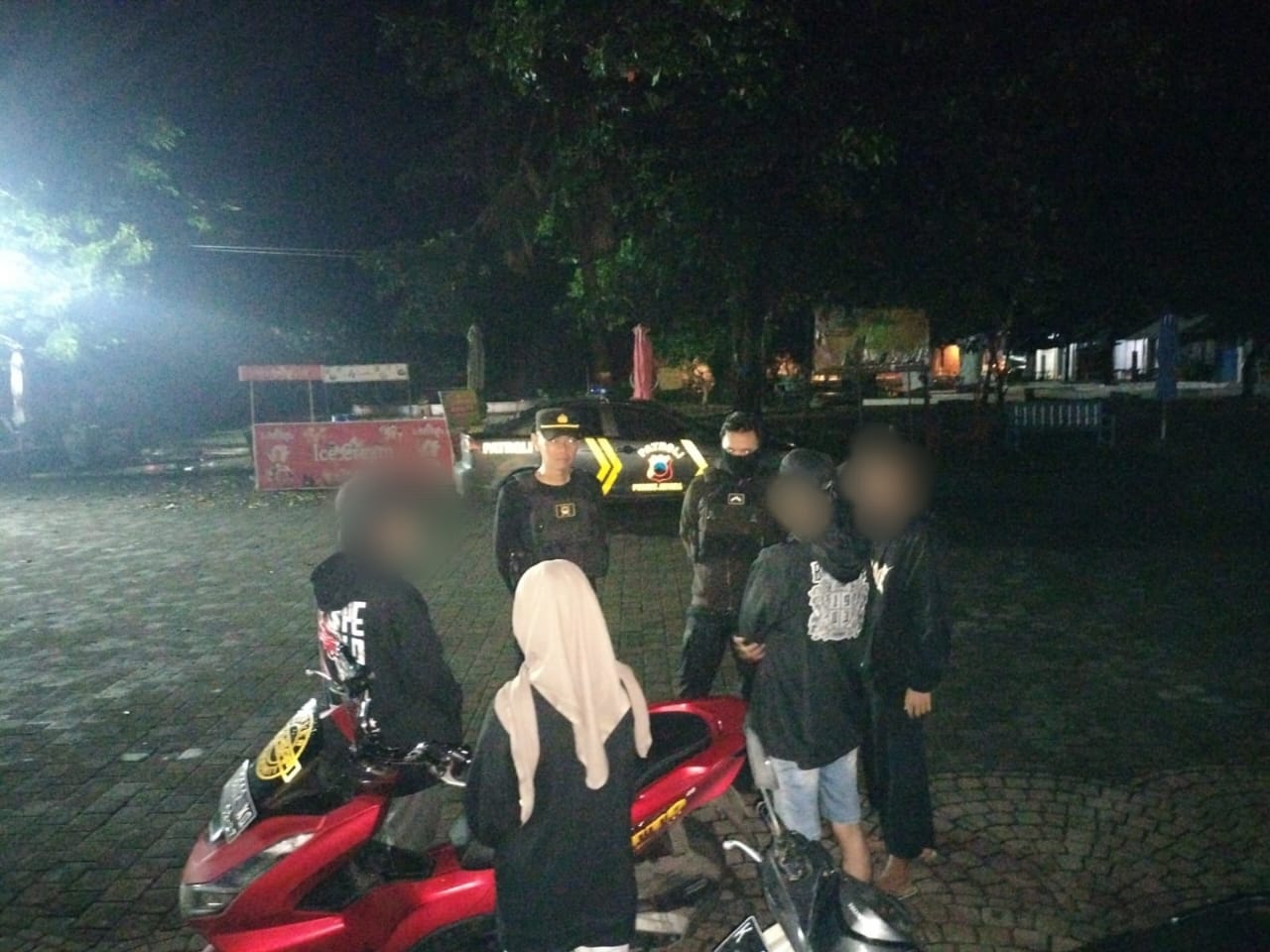 Polisi menggerebek sejoli yang sedang bermesraan sembari pesta miras di Pantai Kartini Jepara,, Minggu (29/12/2024) dini hari.
