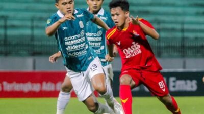 Pemain Persijap membawa bola menghindari hadangan penggawa Nusantara United saat laga lanjutan Liga 2 yang digelar di Stadion Moch Soebroto Magelang, Kamis (18/12/2024).