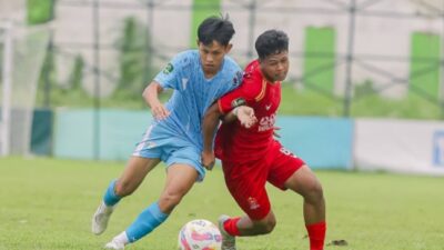 Pemain Persijap berjibaku dengan penggawa Persikas saat laga lanjutan Liga 2 yang digelar Sabtu (14/12/2024). (Foto:@persijap_jepara)