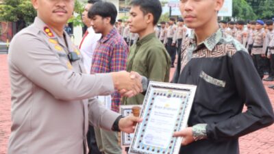 Kapolres Jepara AKBP Wahyu Nugroho Setyawan menyerahkan apresiasi kepada para pemenang Lomba Desain Tunggul Polres Jepara, Senin (6/1/2025).