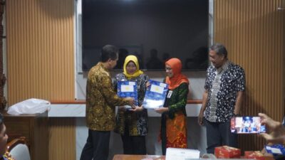 Sekda Jepara Edy Sujatmiko menyerahkan tali asih kepada para atlet ASN yang meraih medali di ajang Porprov Korpri Jateng 2024, Kamis (2/1/2025).