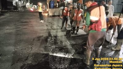Pekerja mulai memperbaiki jalan provinsi persisnya di ruas Jepara-Bangsri. (Foto:Istimewa)