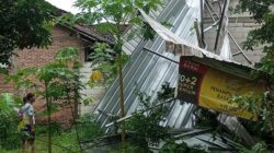Warga melihat kanopi warung jus buah di RT 1 RW Desa Bulungan Pakisaji Kabupaten Jepara yang rusak setelah diterjang puting beliung, Kamis (9/1/2025).