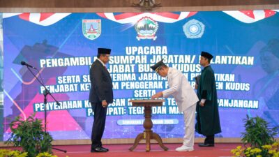 Direktur LHKPN KPK Herda Helmijaya dilantik sebagai Pj Bupati Kudus menggantikan Hasan Chabibie, Senin (13/1/2025)