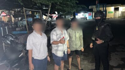 Sejumlah anak baru gede (ABG) menunjukkan miras yang dikonsumsi saat digerebek tim Siraju Polres Jepara. (Foto:IST)