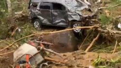 10 Daerah di Jateng Diterjang Banjir dan Longsor, Ribuan Warga Mengungsi. Terlihat mobil yang terseret banjir bandang disertai tanah longsor di Petungkriyono Pekalongan.(Foto:Is)