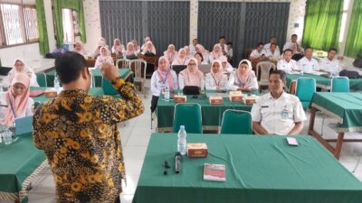 Guru SMAN 1 Donorojo mendengarkan materi penulisan karya tulis ilmiah yang disampaikan praktisi penulisan yang juga dosen Unnes M Shokeh (Foto:Ist)