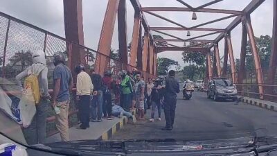 Detik-detikDetik-detik Perempuan Muda Hendak Bundir Digagalkan, Mau Terjun dari Atas Jembatan Tol Jangli Perempuan Muda Hendak Bundir Digagalkan, Mau Terjun dari Atas Jembatan Tol Jangli. (foto:Ist)