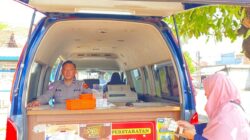 Petugas melayani warga yang memperpanjang pajak kendaraan di mobil layanan samsat keliling (Foto:Ist/Dok Satlantas Polres Jepara)